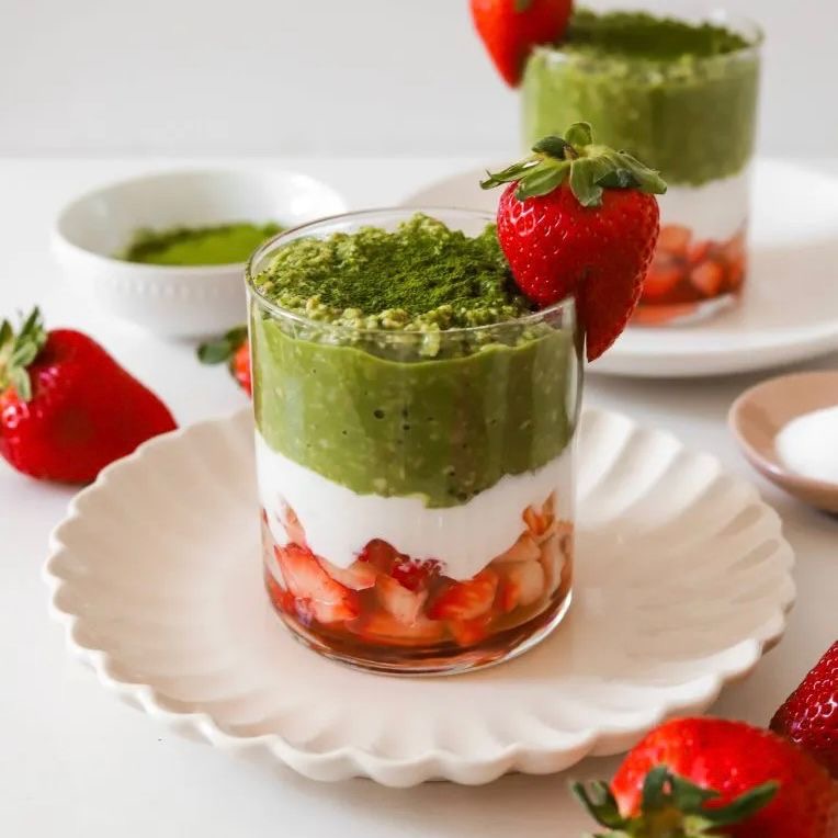 Strawberry Matcha Overnight Oats